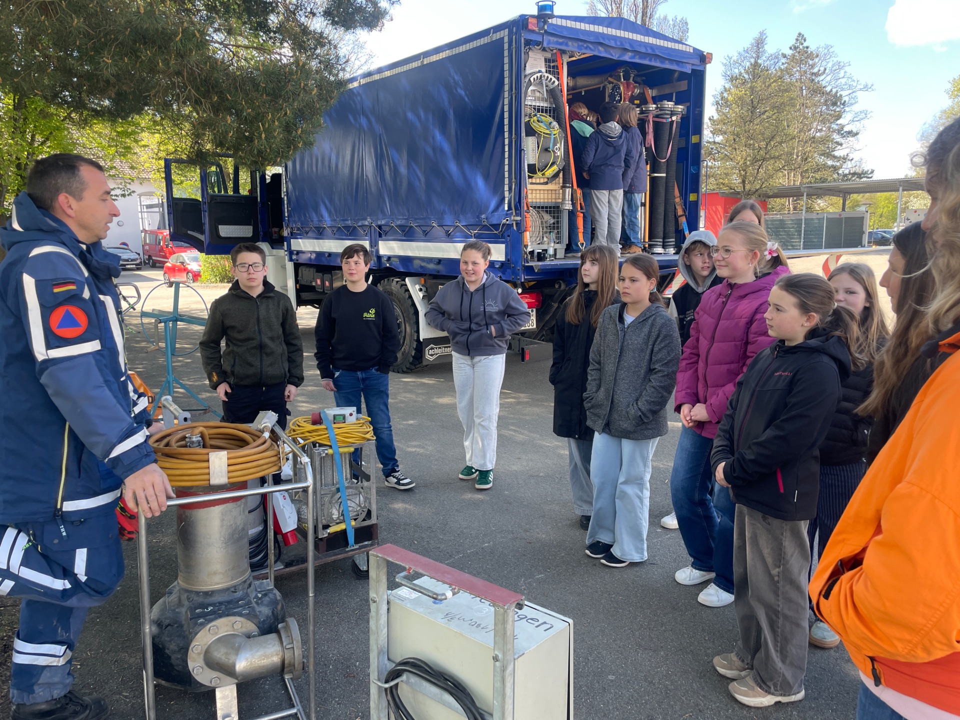 Katastrophenschutztag an Schulen in Bad Schussenried: Einsatzkräfte informieren Sechstklässler